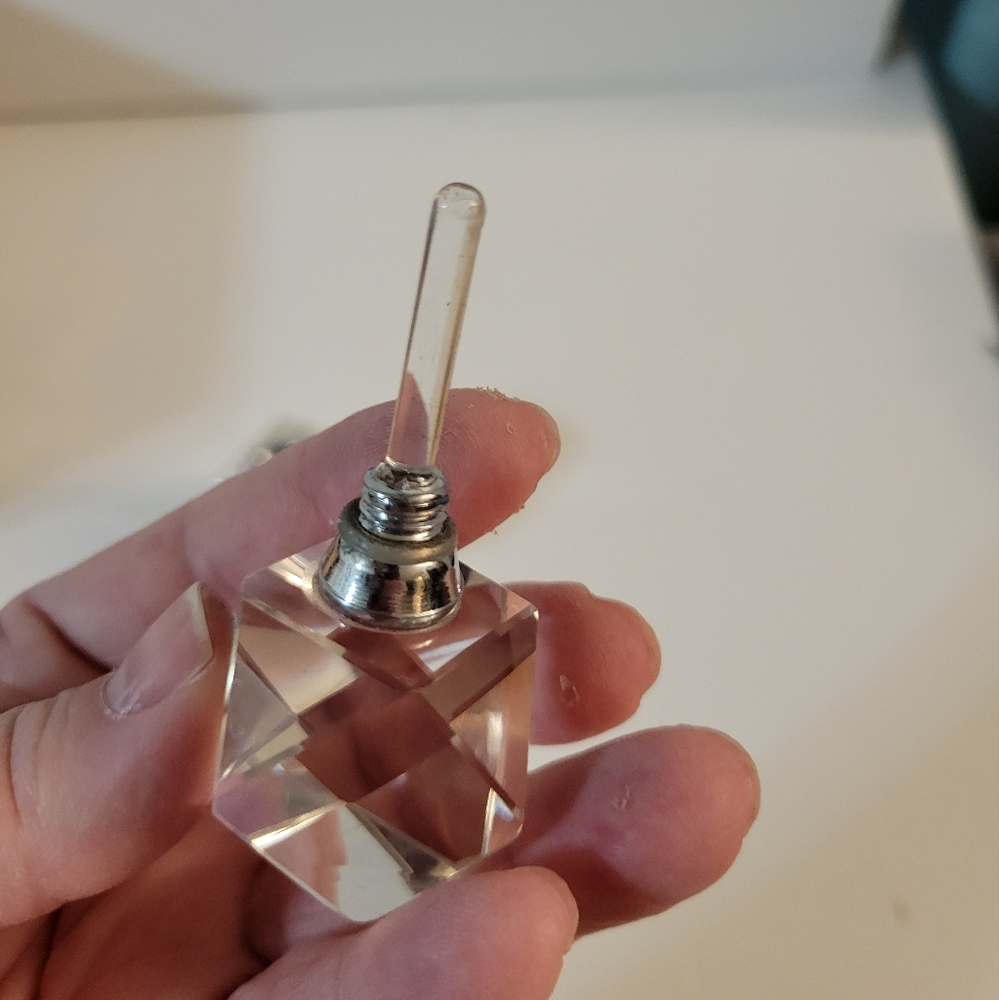 Oleg Cassini Hexagon Crystal Faceted Perfume Bottle - Picture 5 of 11